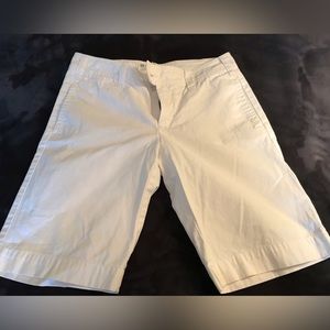 Woman’s Gap Bermuda Fovorite Khaki Shorts